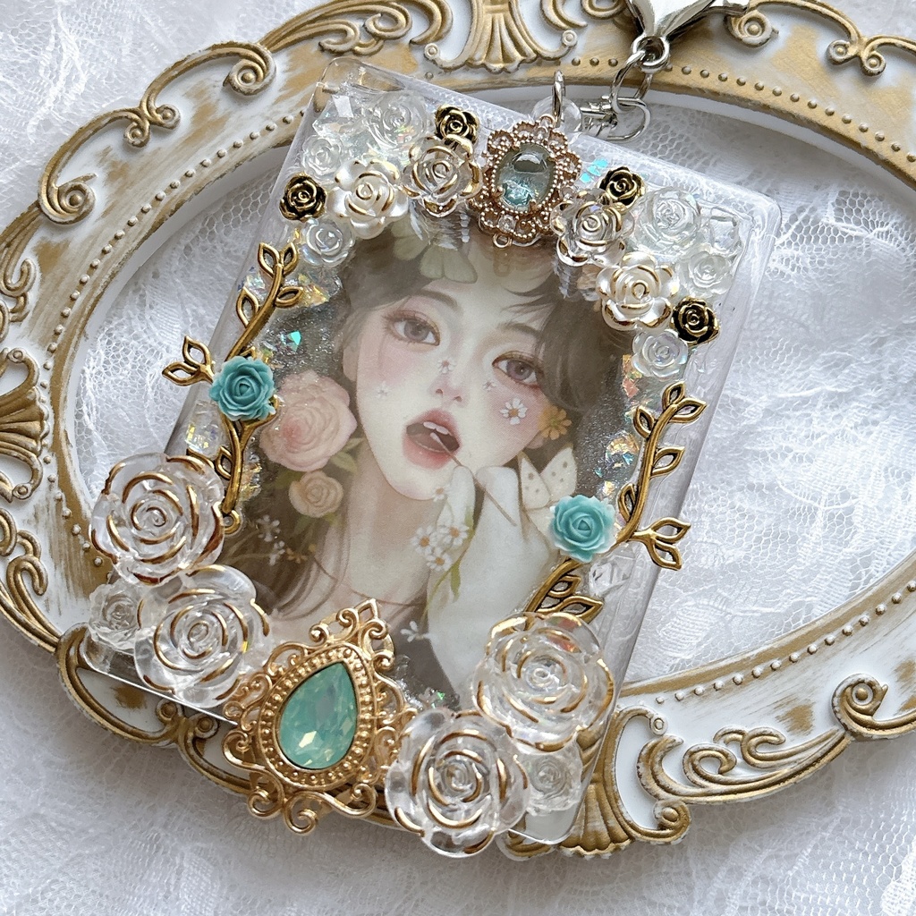 送料込み  硬質ケース トレカケースデコ キラキラ 透明感 キーホルダー ゴシック