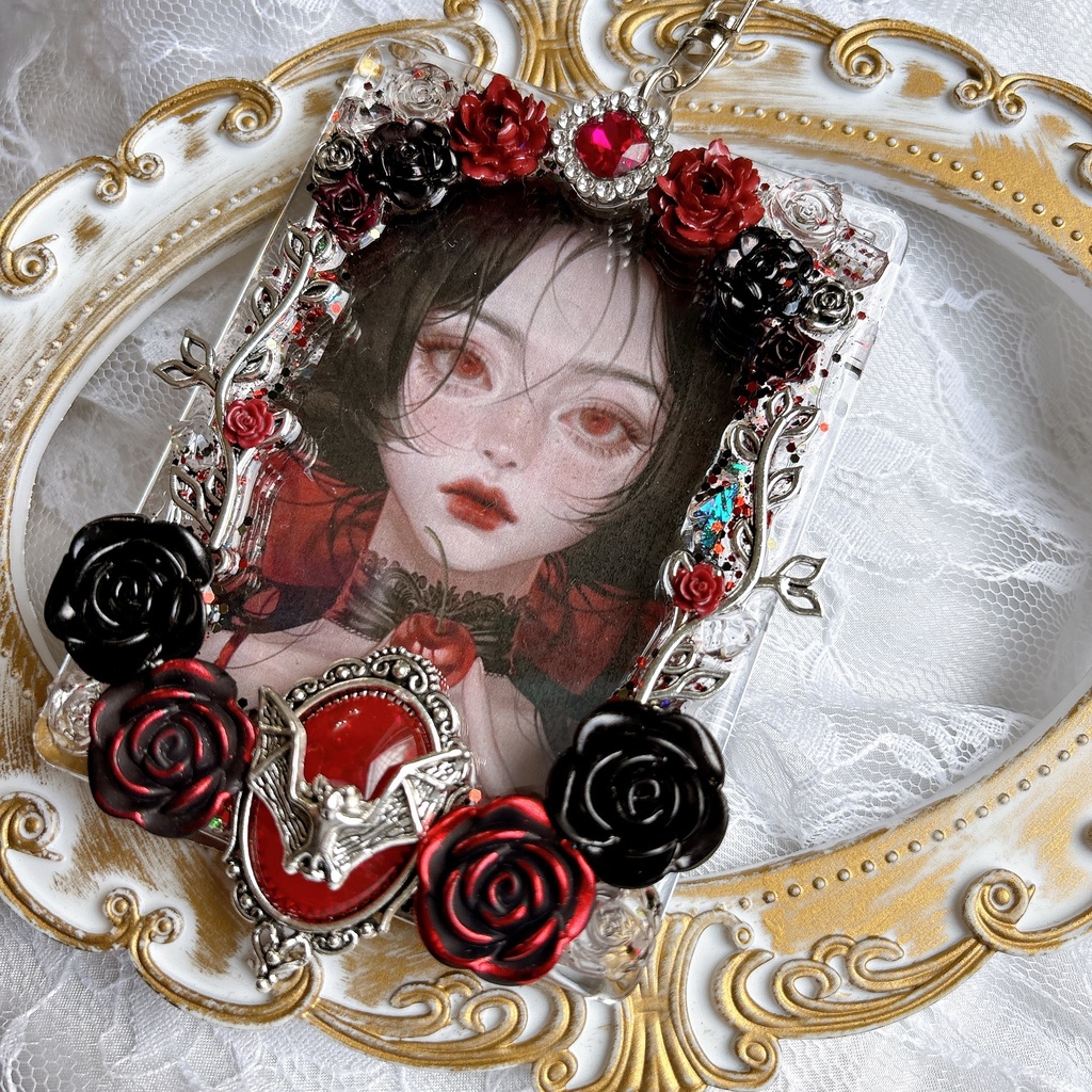 送料込み  硬質ケース トレカケースデコ ゴシック 薔薇 黒 赤 キラキラ キーホルダー