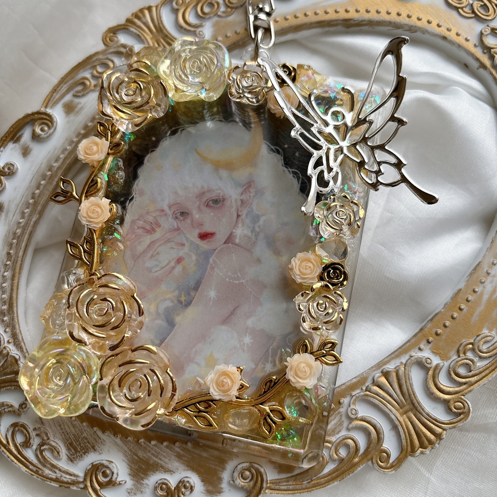 硬質ケース トレカケースデコ キーホルダー 黄 薔薇 ゴシック ゴールド