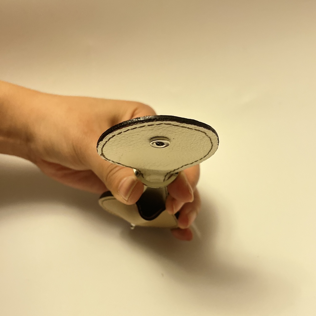 革のビスケットミニポケットチャーム