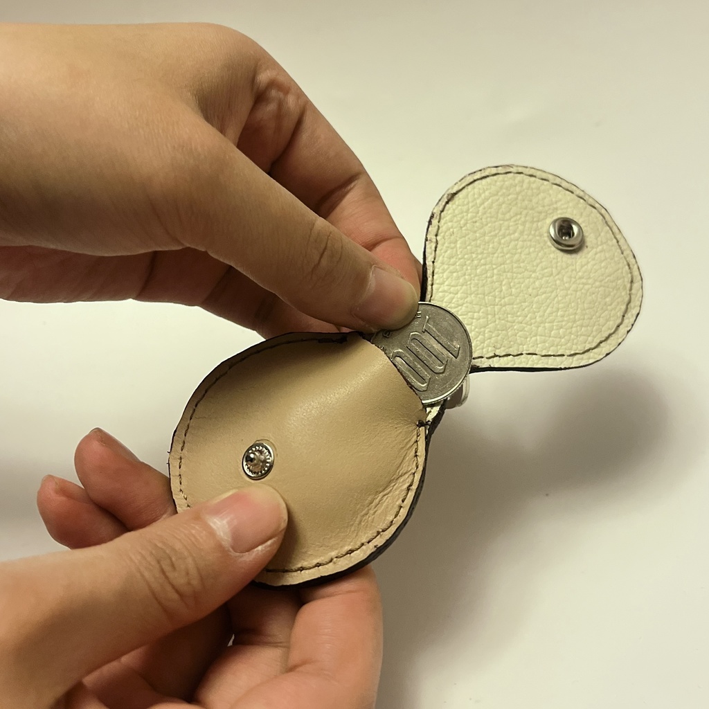 革のビスケットミニポケットチャーム