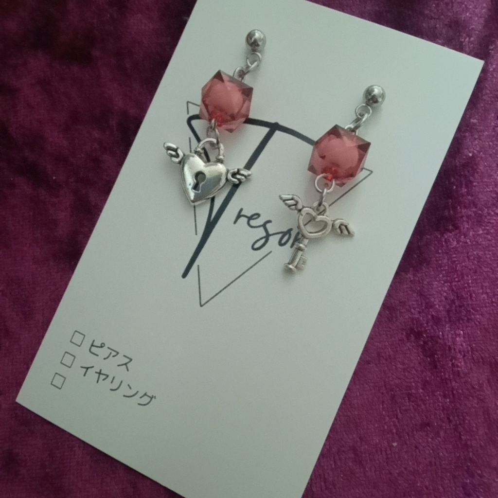 ローレン・イロアス イメージピアス、イヤリング