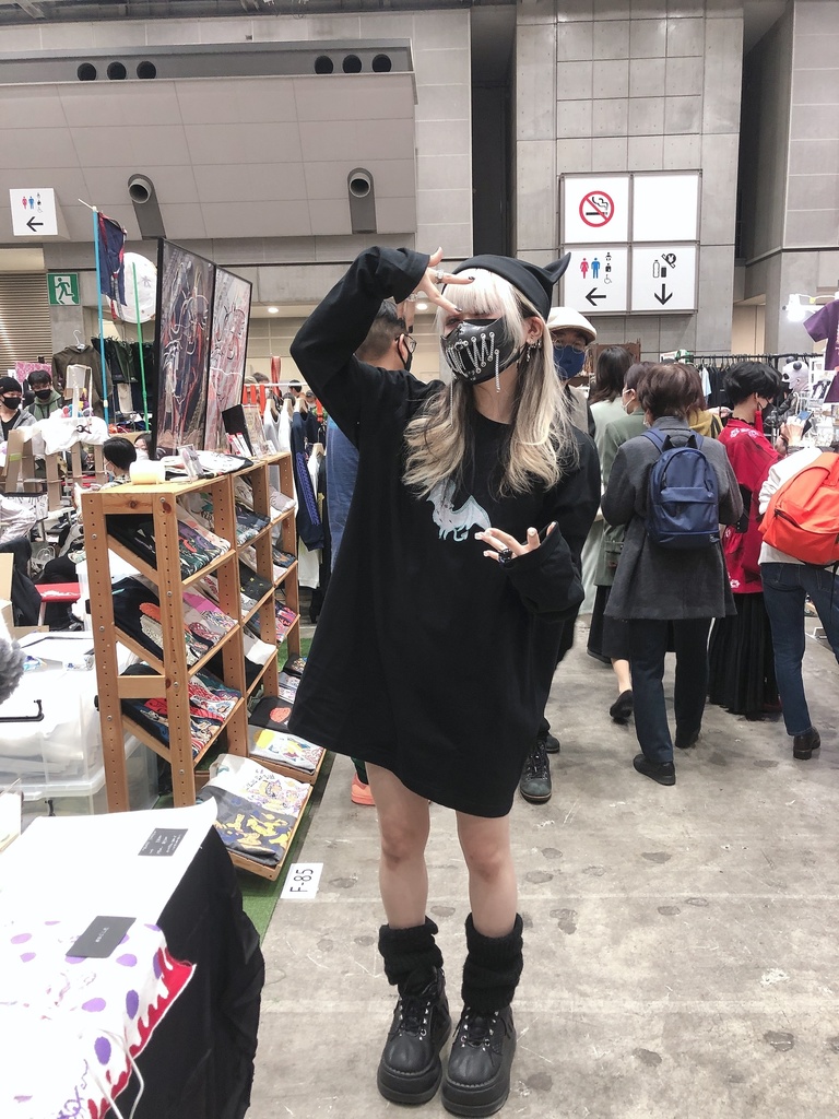 逆さ手【刺繍ロンT】