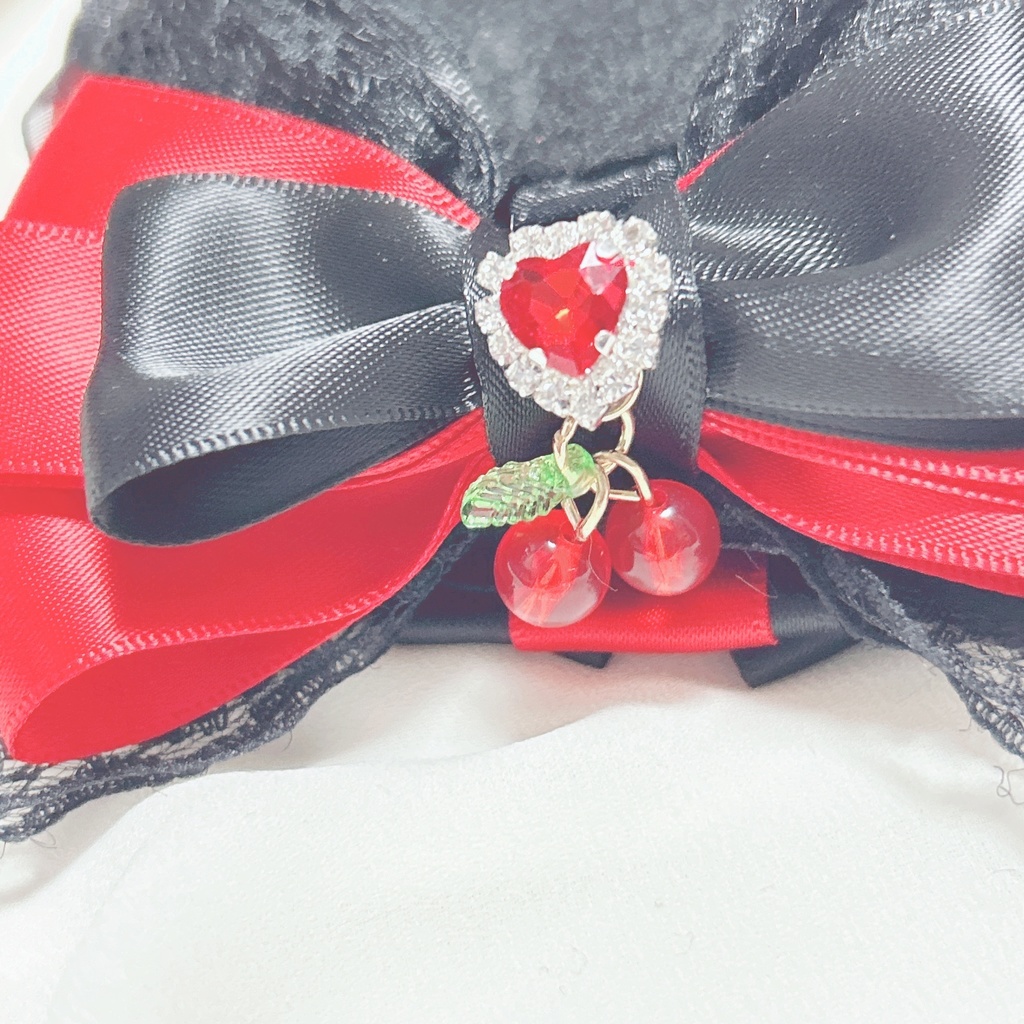 ショートケーキ風 痛ロゼット ロゼット 黒 赤 缶バッジ