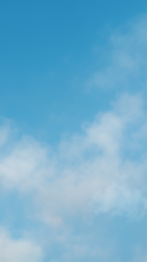 青空ふわ雲・背景テンプレート（ スマホ縦／5枚)