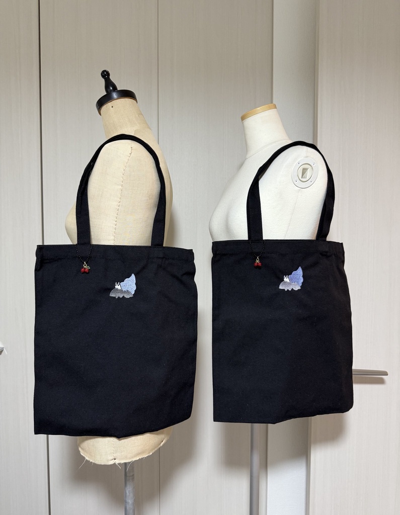 チャーム付き刺繍トートバック