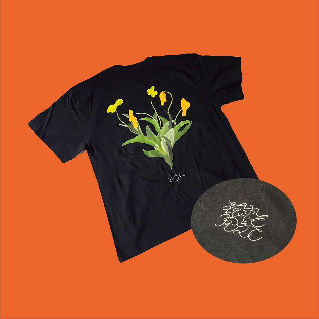 花束を抱えてTシャツ