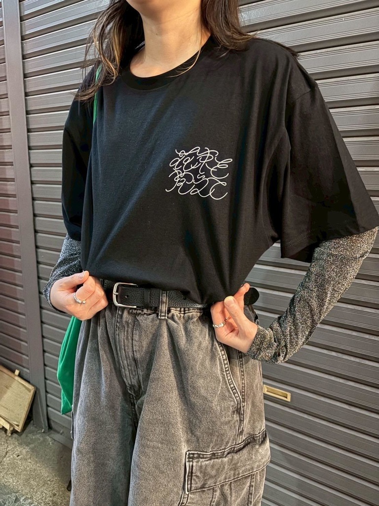 花束を抱えてTシャツ
