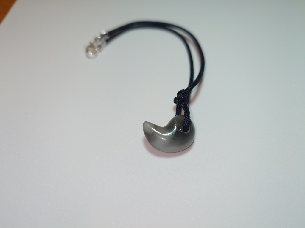 勾玉（黒翡翠風）
