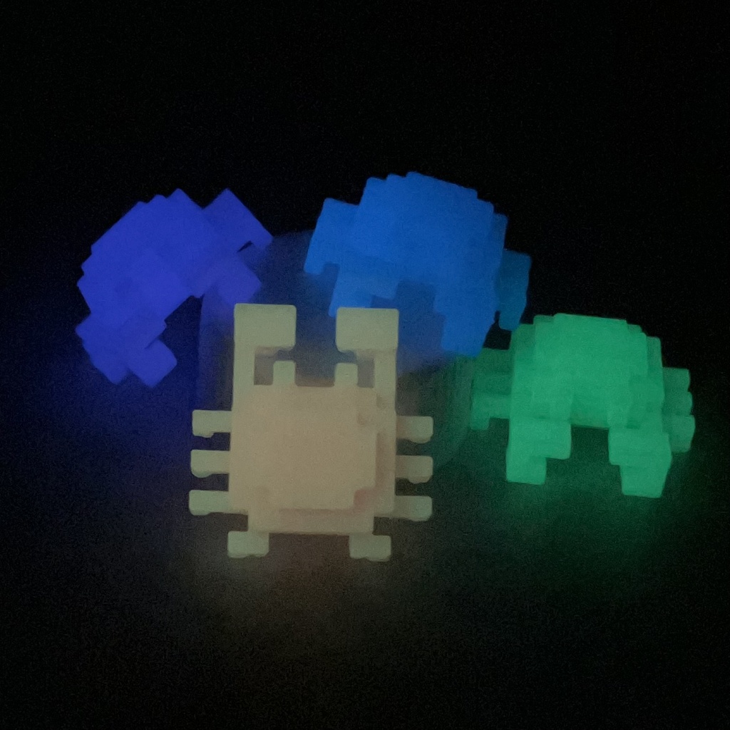 【蓄光】小さな3Dドットのカニさんフィギュア(ソーダカラー)