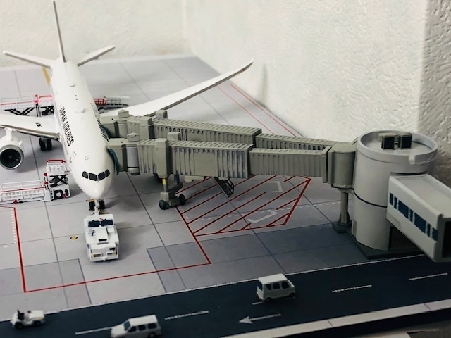 1/400 空港情景シリーズ1 羽田空港第1ターミナルPBB接続塔Ver.2(塗装済み完成品)(ジェミニジェット、JCWINGS対応版)