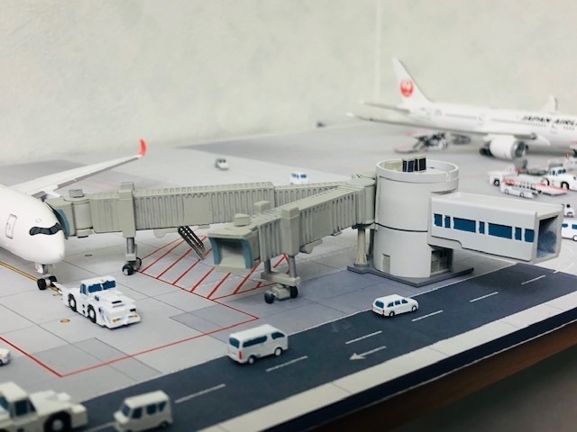 1/400 空港情景シリーズ1 羽田空港第1ターミナルPBB接続塔Ver.2(塗装済み完成品)(ジェミニジェット、JCWINGS対応版)
