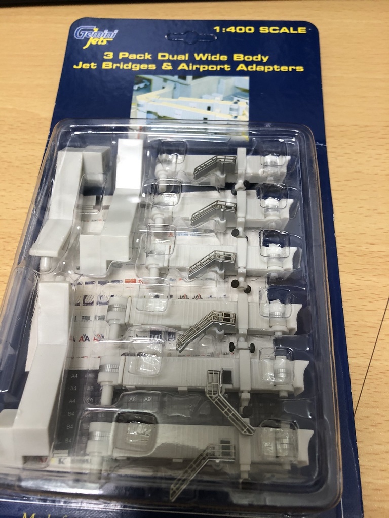 1/400 空港情景シリーズ1 羽田空港第1ターミナルPBB接続塔Ver.2(塗装済み完成品)(ジェミニジェット、JCWINGS対応版)