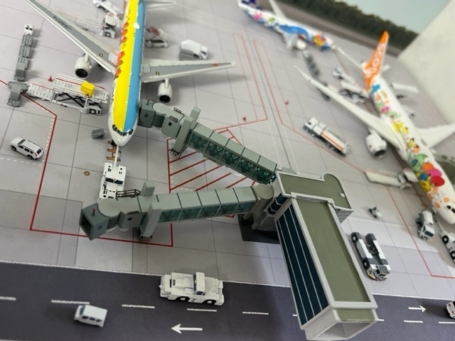 1/400 空港情景シリーズ2 羽田空港第2ターミナル固定橋Ver.2(塗装済み完成品)(ジェミニジェット、JCWINGS対応版)