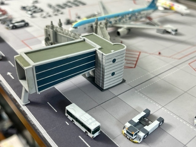 1/400 空港情景シリーズ2 羽田空港第2ターミナル固定橋Ver.2(塗装済み完成品)(ジェミニジェット、JCWINGS対応版)