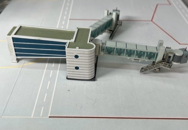1/400 空港情景シリーズ2 羽田空港第2ターミナル固定橋Ver.2(塗装済み完成品)(ジェミニジェット、JCWINGS対応版)