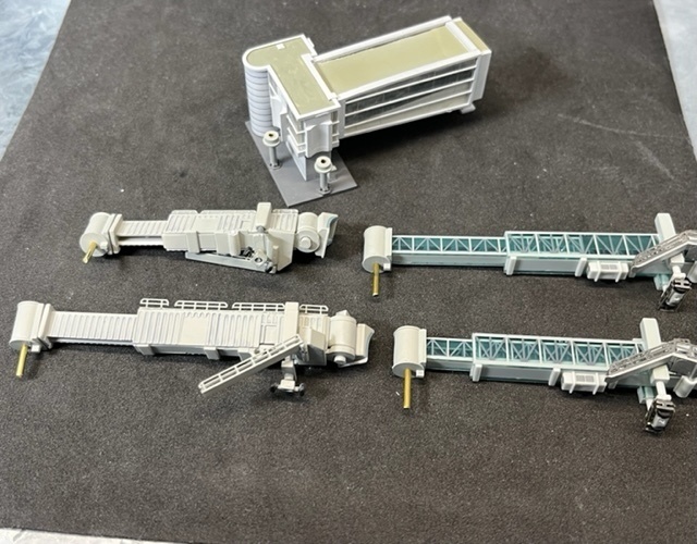 1/400 空港情景シリーズ2 羽田空港第2ターミナル固定橋Ver.2(塗装済み完成品)(ジェミニジェット、JCWINGS対応版)