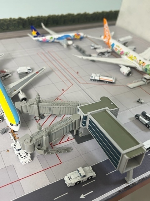 1/400 空港情景シリーズ2 羽田空港第2ターミナル固定橋Ver.2(塗装済み完成品)(ジェミニジェット、JCWINGS対応版)