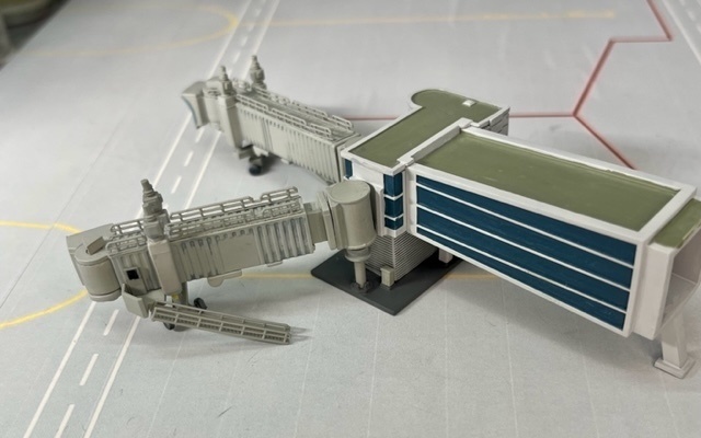 1/400 空港情景シリーズ2 羽田空港第2ターミナル固定橋Ver.2(塗装済み完成品)(ジェミニジェット、JCWINGS対応版)