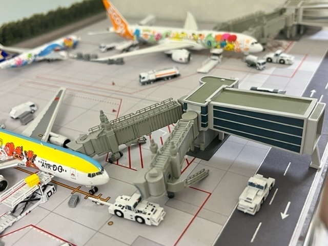 1/400 空港情景シリーズ2 羽田空港第2ターミナル固定橋Ver.2(塗装済み完成品)(ジェミニジェット、JCWINGS対応版)