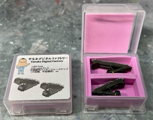 1/400 GSEシリーズ No.21 自衛隊用パッセンジャーステップセット(塗装済み完成品)