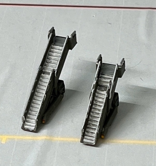 1/400 GSEシリーズ No.21 自衛隊用パッセンジャーステップセット(塗装済み完成品)