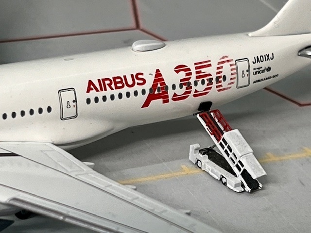 1/400 空港情景シリーズ8 A350&B787 カーゴドアセット