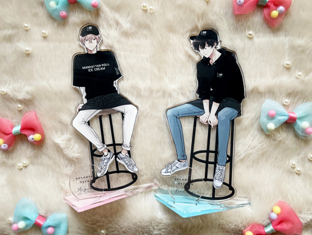 「セブンティーンシロップス×マンハッタンロールアイスクリーム」アクリルスタンド(全2種)