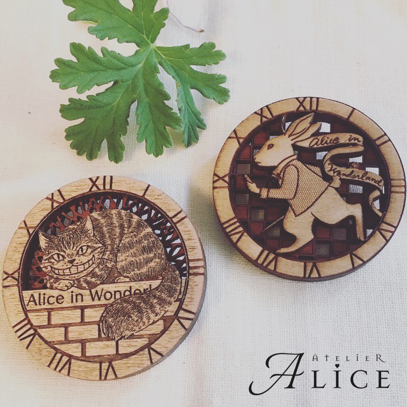 横向きアリス天然木のブローチ