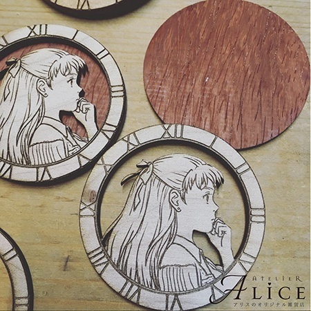 横向きアリス天然木のブローチ