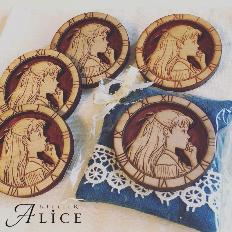 横向きアリス天然木のブローチ