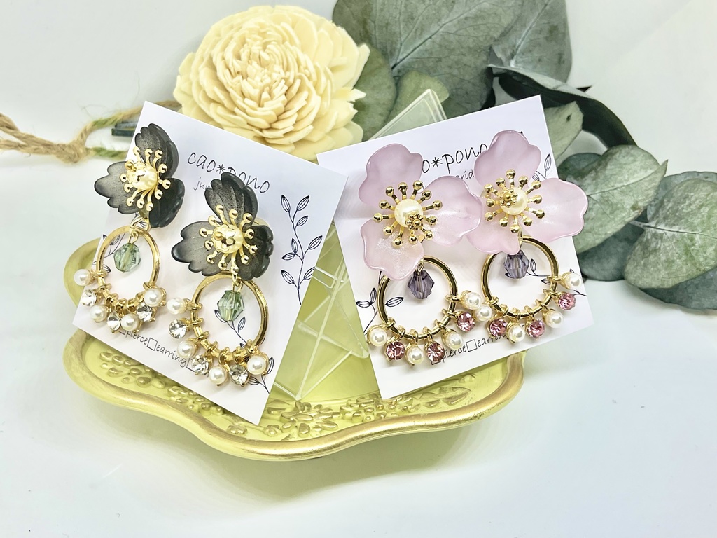 （金箔風スプレーで華やかに）大振り花とビジューの耳飾り