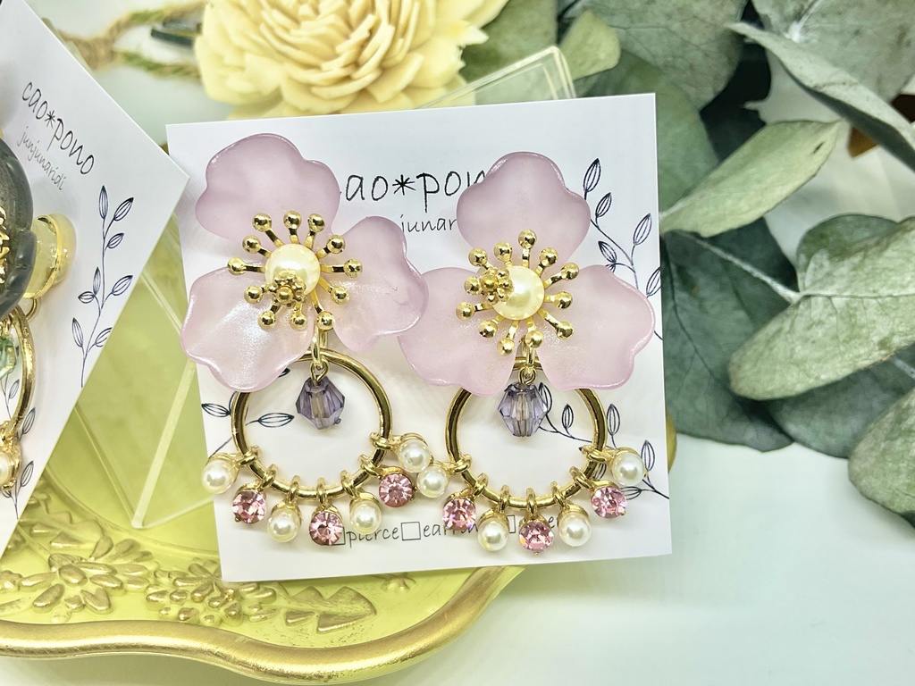 (金箔風スプレーで華やかに)大振り花とビジューの耳飾り