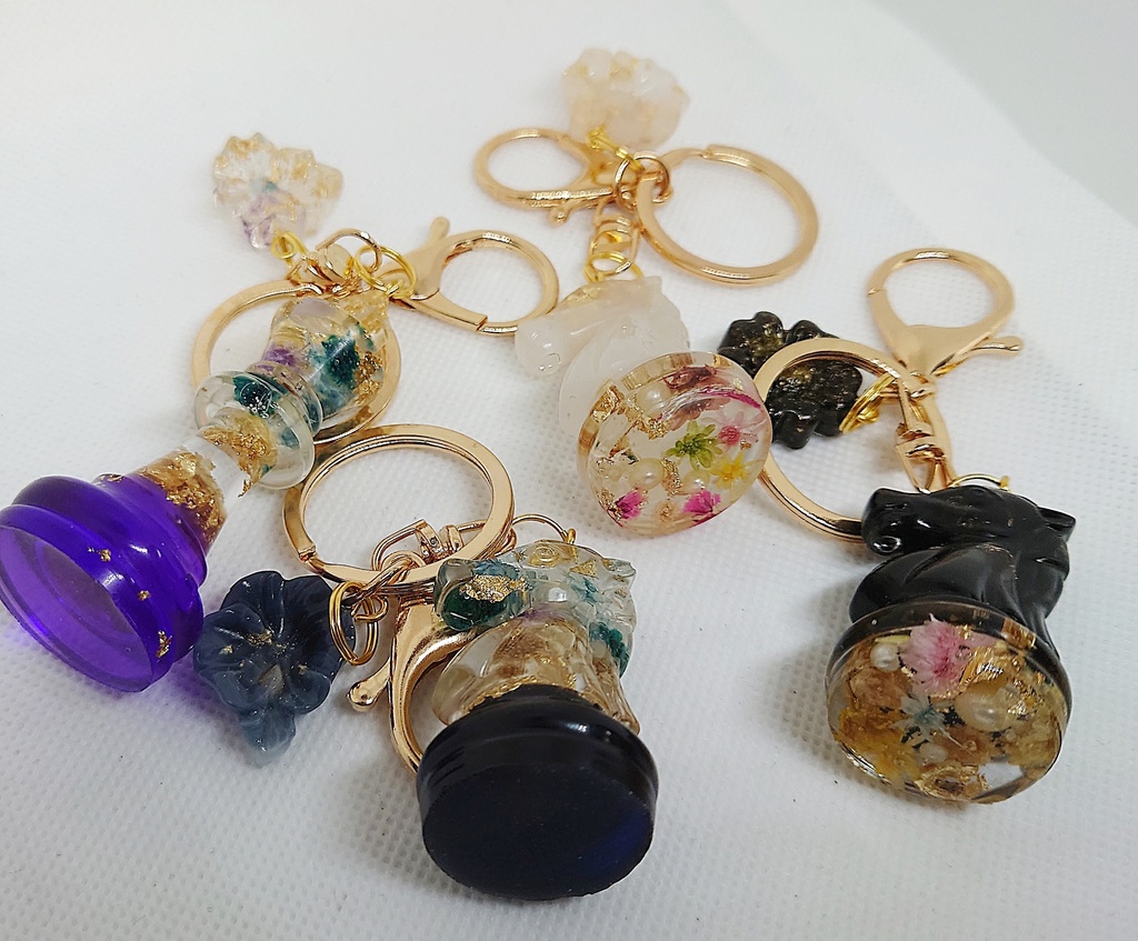 お花を閉じ込めたレジンのチェスの駒キーホルダー