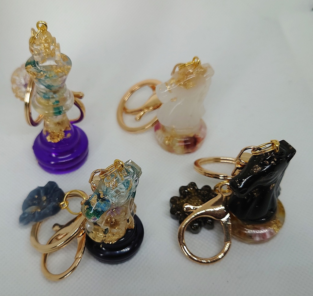 お花を閉じ込めたレジンのチェスの駒キーホルダー