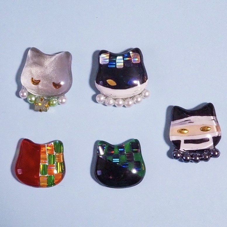 夢猫　C班　　ピアス＆イヤリング＆ピンバッジ