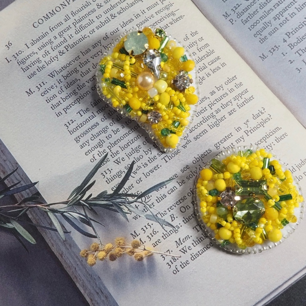 ミモザ　ブローチ