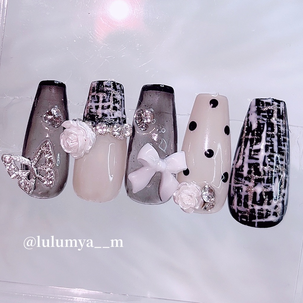 黒ツイード×大人かわいいネイル🎀🖤(パーツ10個以下)