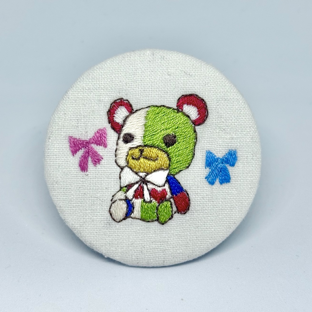 刺繍缶バッジ（パチクマちゃん）