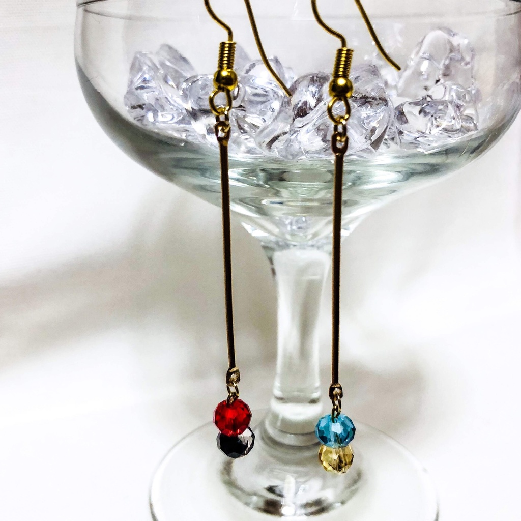 akamカラーのビーズとスティックのピアス/イヤリング