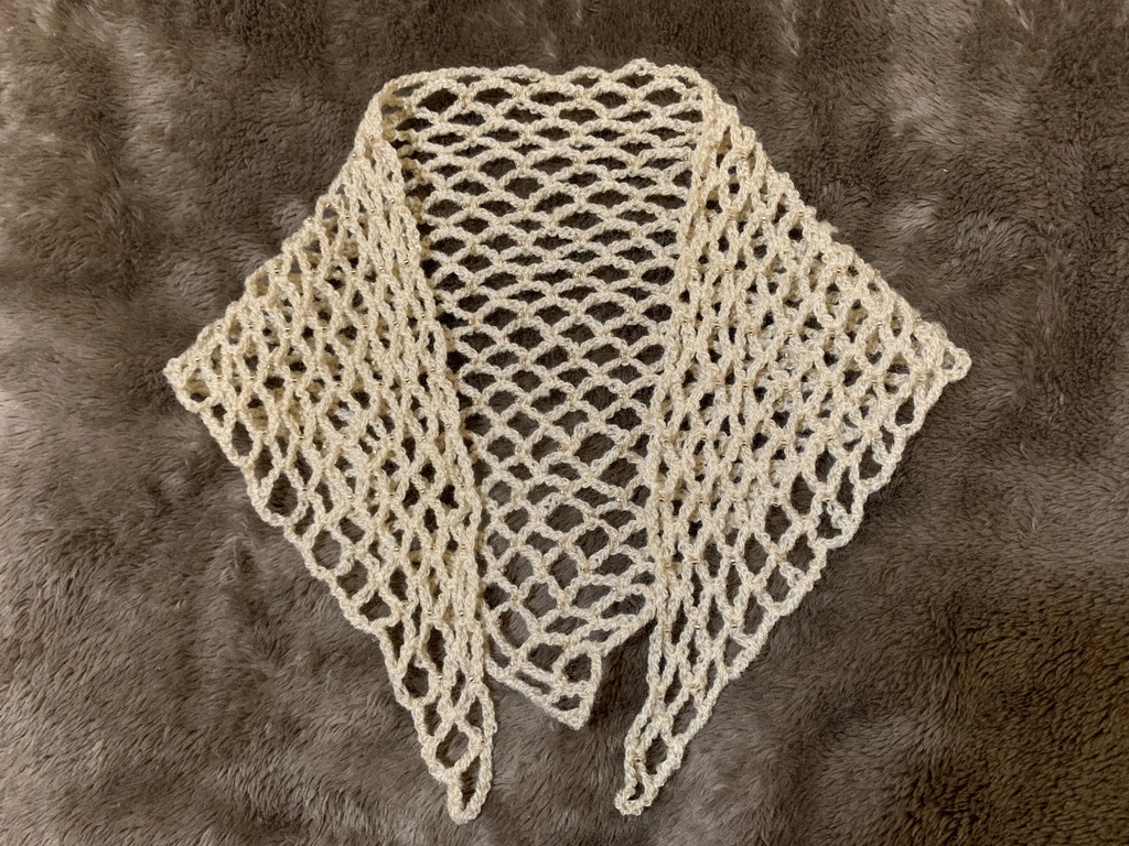 ビーズ編み込み三角ショール(ベージュ)