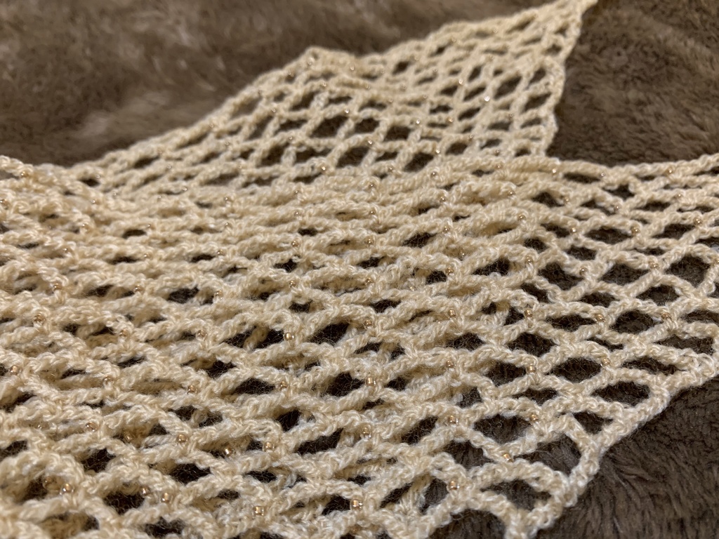 ビーズ編み込み三角ショール(ベージュ)