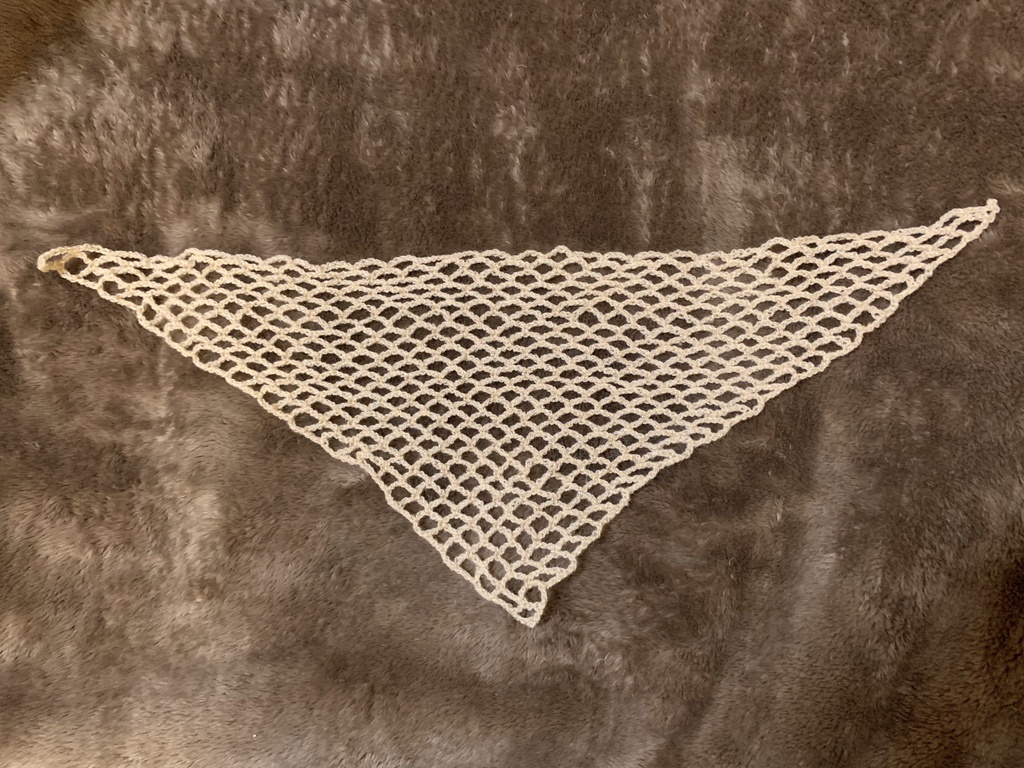 ビーズ編み込み三角ショール(ベージュ)