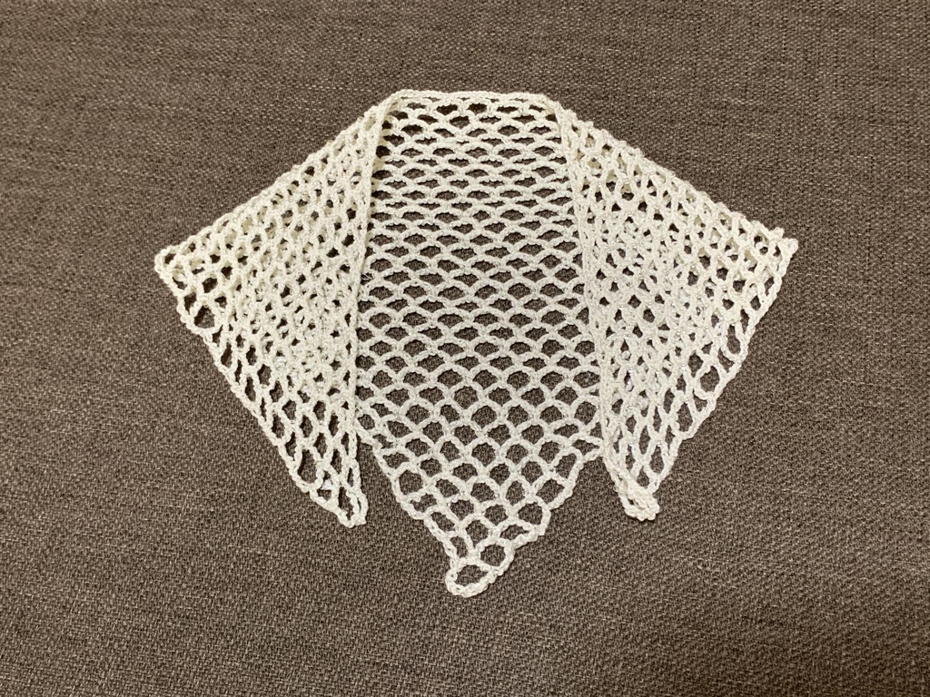 ビーズ編み込み三角ショール(オフホワイト)