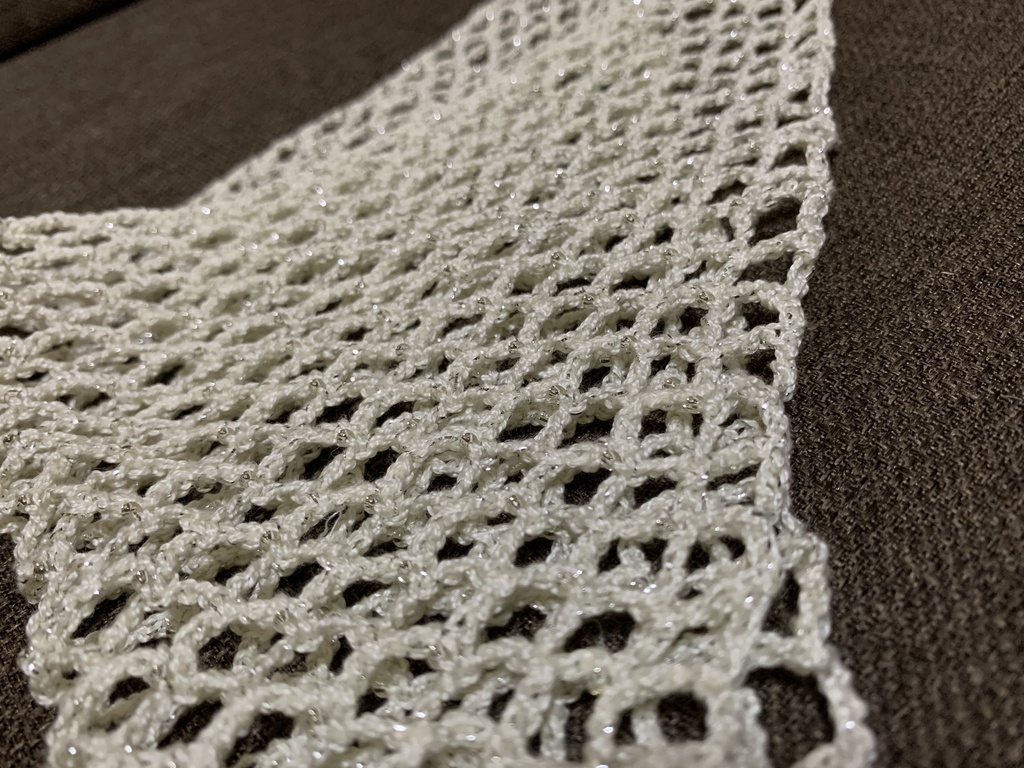 ビーズ編み込み三角ショール(オフホワイト)