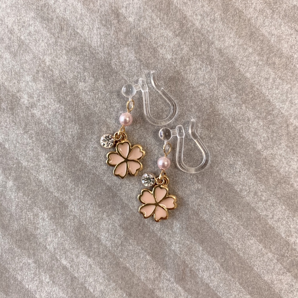 小桜ピアス