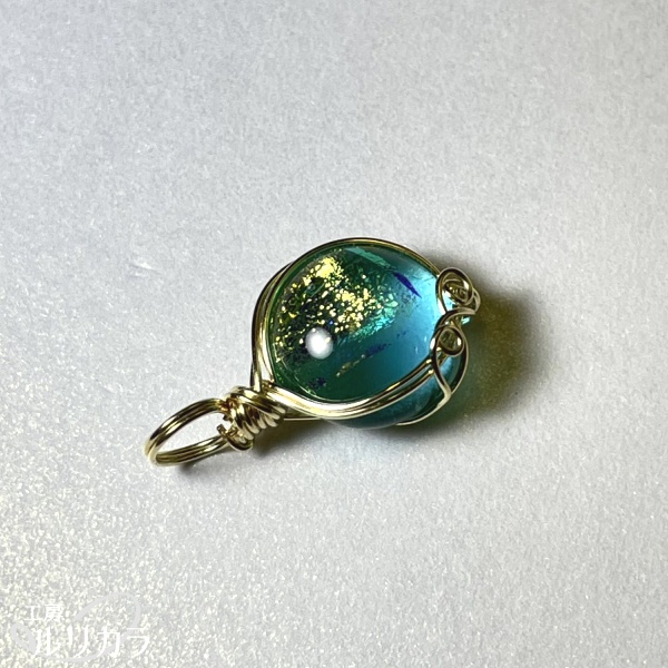 ガラス 緑×金色 フカネ巻き®︎ワイヤーラップペンダントトップ