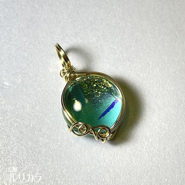 ガラス 緑×金色 フカネ巻き®︎ワイヤーラップペンダントトップ