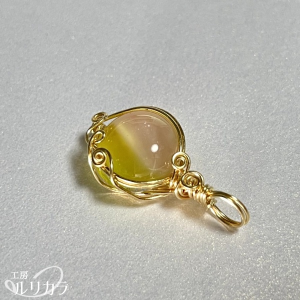 ガラス 薄桃~黄色グラデ フカネ巻き®︎ワイヤーラップペンダントトップ