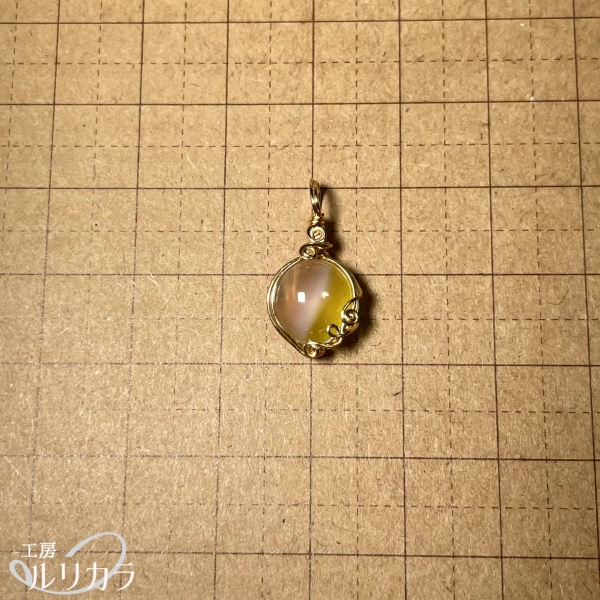 ガラス 薄桃~黄色グラデ フカネ巻き®︎ワイヤーラップペンダントトップ